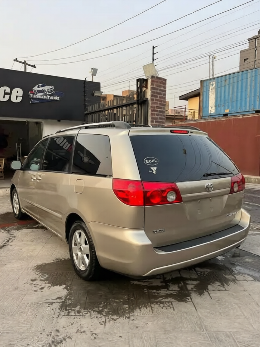 Toyota Sienna LE AWD 2009 Gold